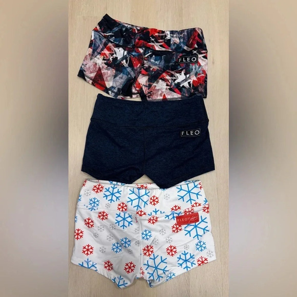 🎄Fleo Christmas Abbott snowflakes, Half Moon, & Red Triangle Shorts 🎄Small - Picture 2 of 5